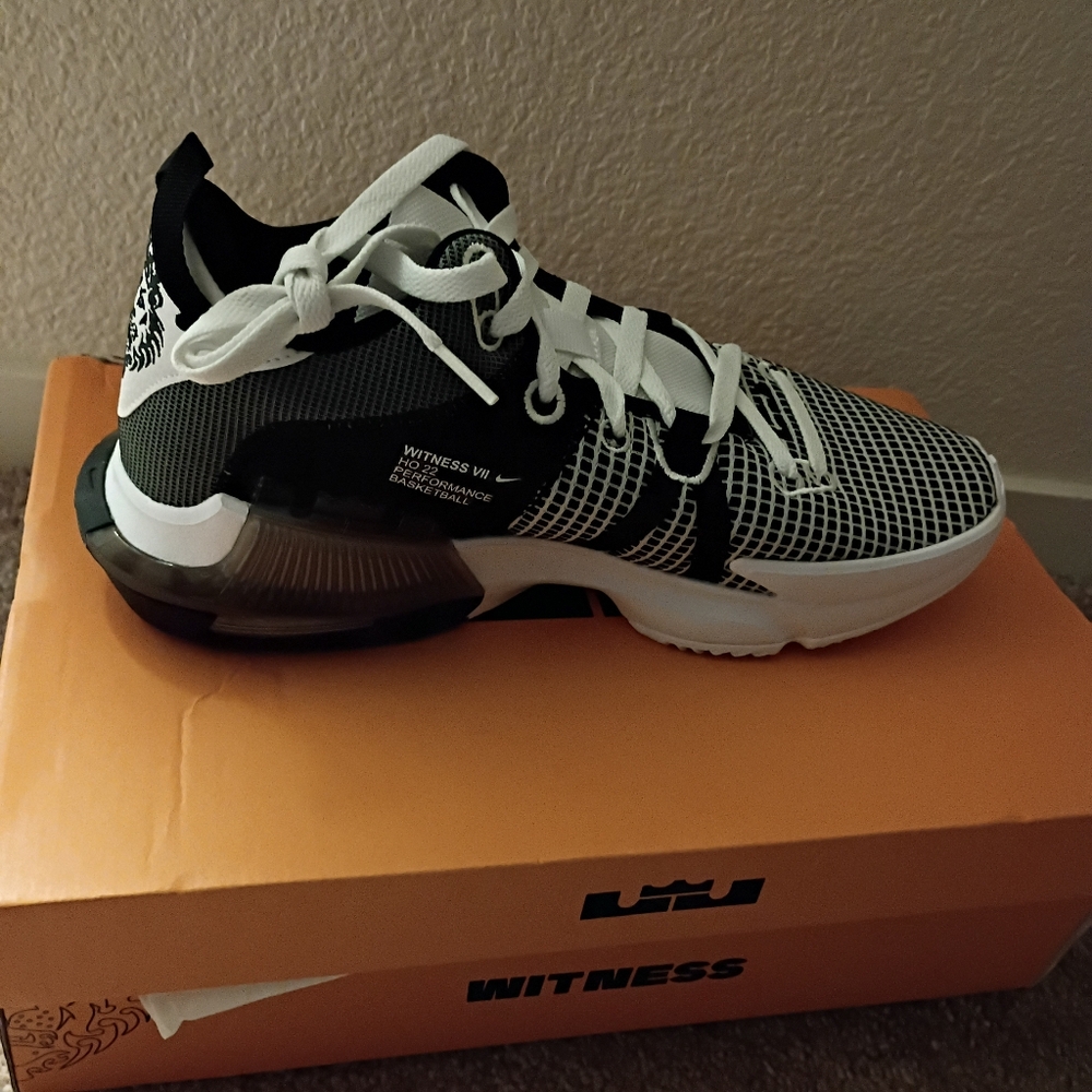 Nike LeBron Witness VII Basketball Sneakers